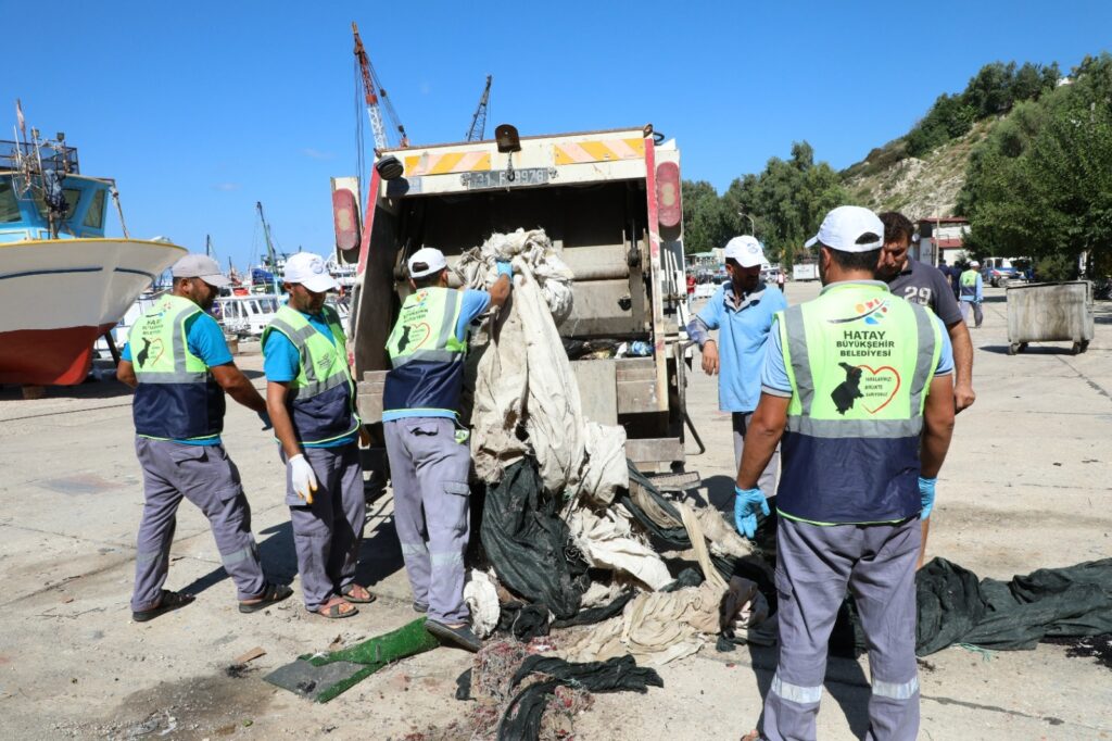 Hatay Buyuksehir Belediyesi Hatay sahillerini temizliyor 3