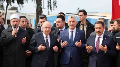Bakanlar Hatay’da Deprem Şehitliğinde acılara ortak oldu Hatay’da enerji, milli savunma ve ticaret bakanı deprem şehitliğini ziyaret