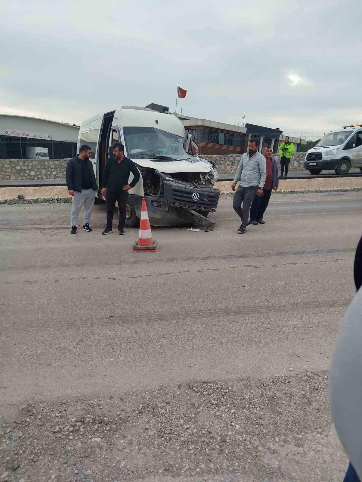Hatay’da tır ile kafa kafaya çarpışan öğrenci servisindeki 2 kişi