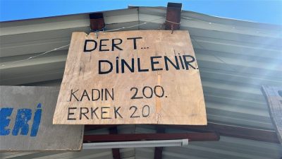 İş yerine astığı tabelayla yüzleri gülümseten esnaf, görenlerin ilgisini çekiyor Hatay’ın Arsuz ilçesinde esnaf, iş yerine astığı “Dert dinlenir; kadın